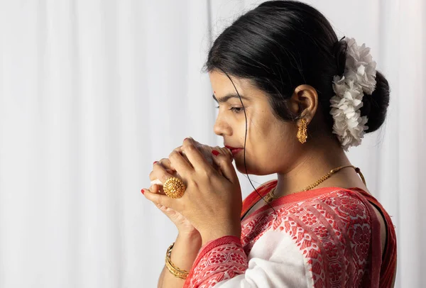 Красивая Индийская Женщина Красной Сари Дуть Раковину Белом Фоне — стоковое фото