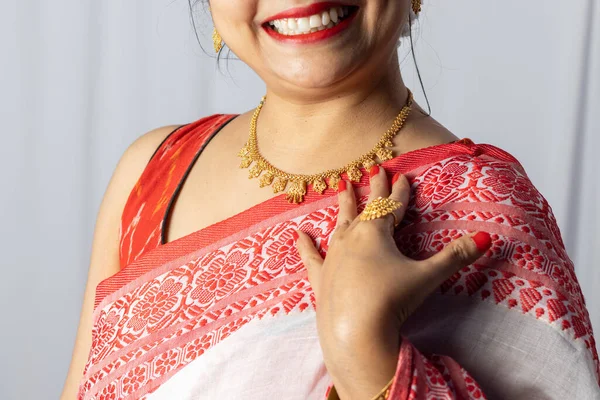 Acercamiento Una Mujer India Saree Rojo Con Adornos Dorados Con —  Fotos de Stock