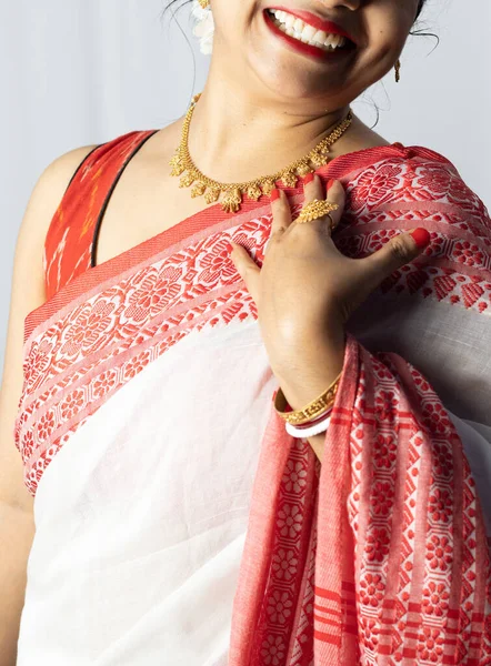Close Van Een Indiaanse Vrouw Rood Saree Dragen Gouden Ornamenten — Stockfoto