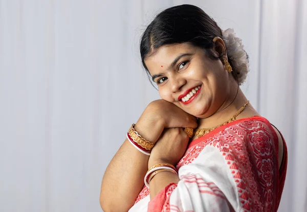 Una Mujer India Saree Rojo Llevando Brazaletes Con Cara Sonriente —  Fotos de Stock