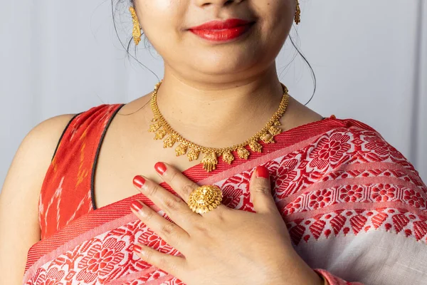 Close Uma Mulher Indiana Saree Vermelho Usando Ornamentos Ouro Com — Fotografia de Stock