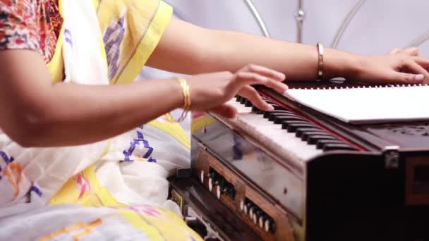 Eine Inderin Sari Spielt Harmonium Auf Weißem Hintergrund Mit Selektivem — Stockvideo