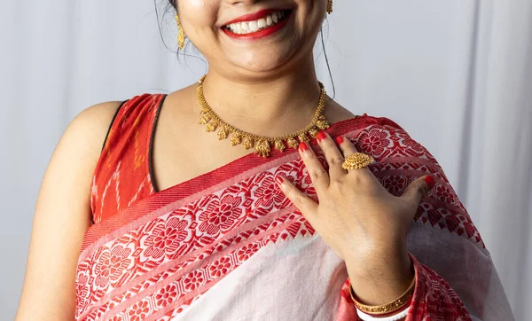 Zbliżenie Indianki Czerwonym Sari Złotych Ozdobach Uśmiechniętą Twarzą Białym Tle — Zdjęcie stockowe