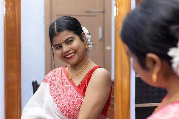 Una Mujer India Casada Saree Rojo Mirando Espejo Con Cara —  Fotos de Stock