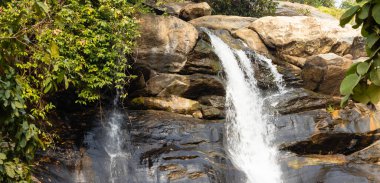 Purulia, Ayodhya tepesi, Batı Bengal, Hindistan - 14 Aralık 2021: Turga suyundan dökülen su