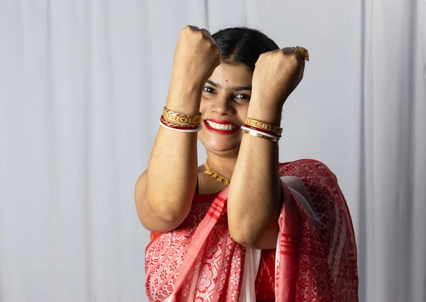 Enfoque Selectivo Las Manos Una Mujer India Saree Rojo Que —  Fotos de Stock