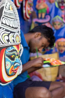 Purulia, Ayodhya Tepesi, Batı Bengal, Hindistan - 14 Aralık 2021: renkli geleneksel Chhau maskeleri yapan bir kabile adamı