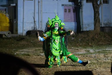 Purulia, Ayodhya Tepesi, Batı Bengal, Hindistan - 14 Aralık 2021: Chhau dansı maskesi takılan bir gösteri