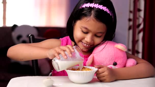 Ένα Κορίτσι Από Την Ινδία Τρώει Κορν Φλέικς Και Γάλα — Αρχείο Βίντεο