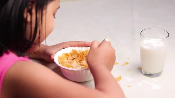 Uma Menina Indiana Criança Comendo Flocos Milho Leite Frente — Vídeo de Stock