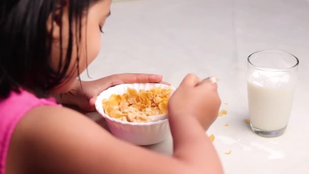 Vídeo Cámara Lenta Una Niña India Comiendo Copos Maíz Leche — Vídeos de Stock