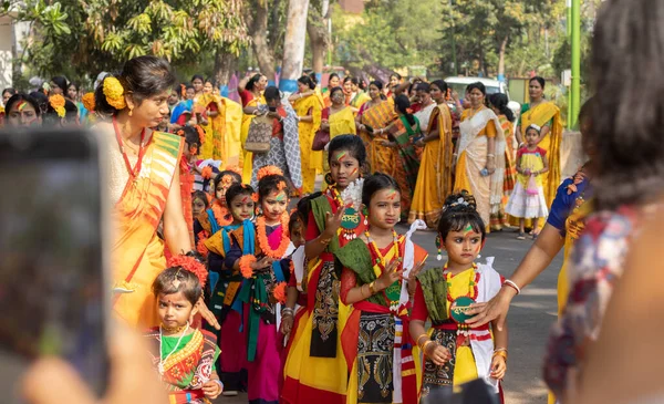 2022年3月18日インド 西ベンガル州シャンニケタンボルプルホリを祝うインド人女の子の数 — ストック写真