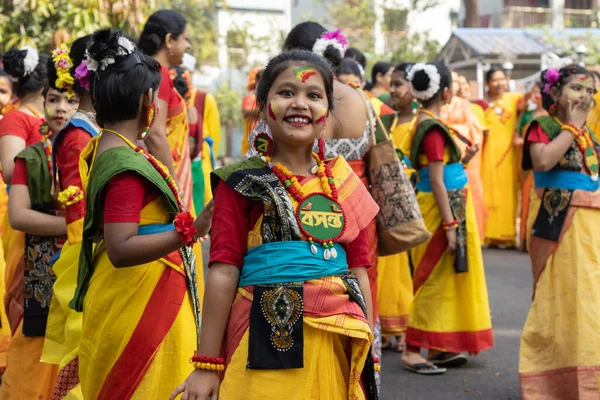 2022年3月18日インド 西ベンガル州シャンニケタンボルプルホリを祝うインド人女の子の数 — ストック写真