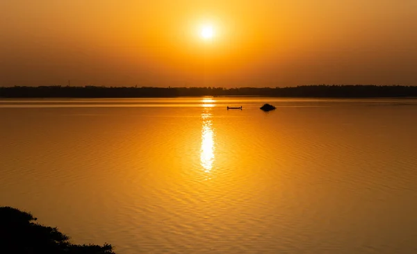 Ein Orangefarbener Sonnenuntergang Oder Sonnenaufgang Über Dem Horizont Eines Sees — Stockfoto