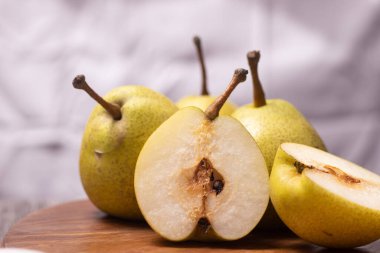 Beyaz zemin üzerinde dilimlenmiş sarı armut grubuna odaklan