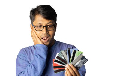 Orta yaşlı Hintli bir erkek endişeli yüzlü gözlük takıyor. Beyaz arka planda kredi kartı ya da banka kartı numarası tutuyor.