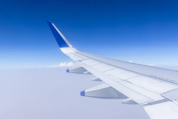 Крило Літака Над Білою Хмарою Блакитному Небі Вид Через Вікно — стокове фото