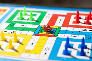 Kapalı alan oyunundaki ludo tahtası zarına seçmeli odaklan