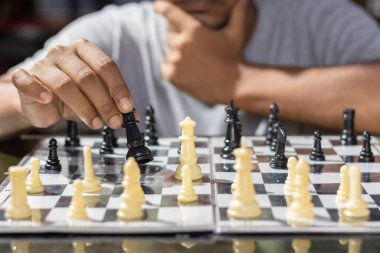 Satranç oyununda insan eli hareketine odaklan