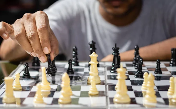 チェスゲームで人間の手作りの動きに選択的な焦点 — ストック写真
