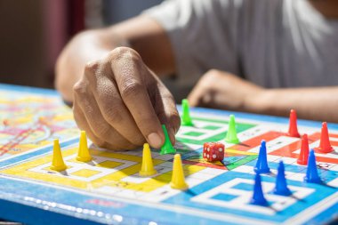 Zarlara ve kapalı alan oyunundaki ludo hareketlerine odaklan