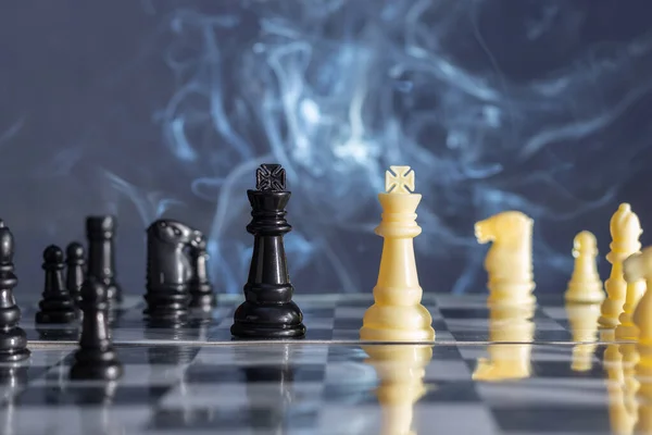 Selective Focus King Chess Pieces Smoky Background — Stock Photo, Image
