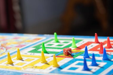 Kapalı alan oyunundaki ludo tahtası zarına seçmeli odaklan