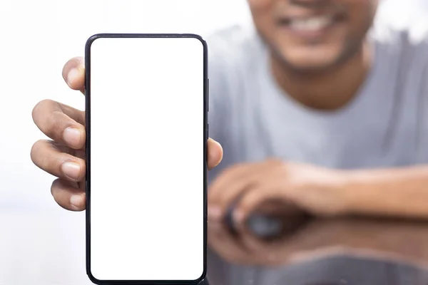 Nahaufnahme Eines Weißen Leeren Smartphone Bildschirms Der Von Einem Lächelnden — Stockfoto