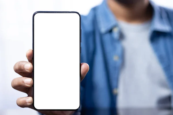 Hintli bir erkeğin elinde tuttuğu beyaz, boş, akıllı bir telefon ekranını kapat.