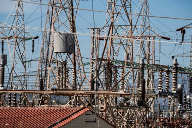 Kentsel kumaş içindeki elektrik direkleri.