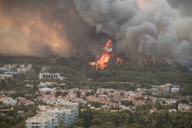 Atina, Yunanistan-03 Ağustos 2021: Atina 'nın kuzeyindeki banliyölerde uçan suyla dolu itfaiye helikopteri. Yunanistan' daki orman yangınlarına karşı verilen savaşta yer alıyor.. 