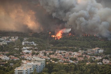 Atina, Yunanistan-03 Ağustos 2021: Atina 'nın kuzeyindeki banliyölerde uçan suyla dolu itfaiye helikopteri. Yunanistan' daki orman yangınlarına karşı verilen savaşta yer alıyor.. 