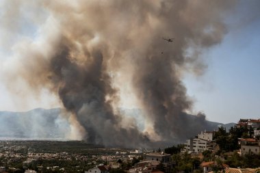 Atina, Yunanistan, 03 Ağustos 2021. Atina 'nın kuzey banliyölerinde su dolu bir itfaiye helikopteri uçuyor. Yunanistan 'daki orman yangınlarına karşı verilen mücadeleye katılmak. 