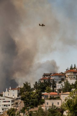 Atina, Yunanistan-03 Ağustos 2021: Atina 'nın kuzey banliyöleri üzerinde suyla dolu itfaiye helikopteri. Yunanistan 'daki orman yangınlarına karşı verilen mücadeleye katılmak. 