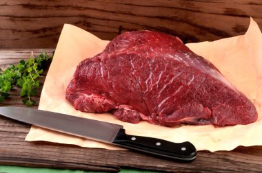 Kasaptan gelen çiğ et. Şeftali renkli kağıt etin kararmasını önler..