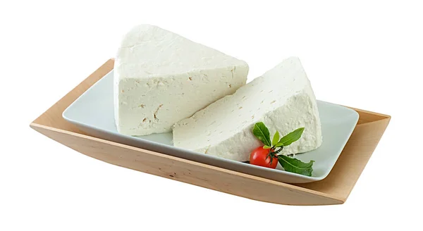 전통적 치즈는 나무통으로 성장하여 삼각형 모양으로 절단되고 — 스톡 사진