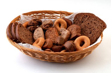 Çavdar ekmeği, keçiboynuzu, buğday, arpa, yulaf, hasır bir sepette. 