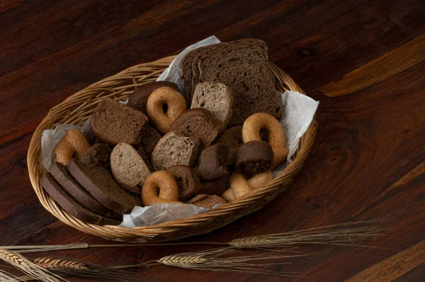 Çavdar ekmeği, keçiboynuzu, buğday, arpa, yulaf, hasır bir sepette. 