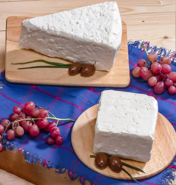 Tahta Tepsilerde Beyaz Peynir Parçaları — Stok fotoğraf