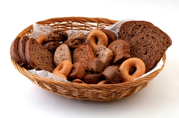 Çavdar ekmeği, keçiboynuzu, buğday, arpa, yulaf, hasır bir sepette. 