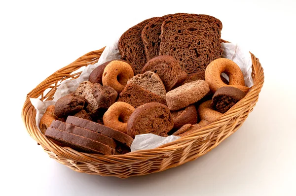 Çavdar ekmeği, keçiboynuzu, buğday, arpa, yulaf, hasır bir sepette. 