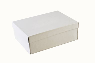 Kapağı kapalı beyaz dikdörtgen kart kutusu. Kesme yolu.