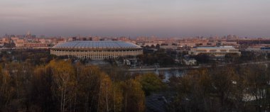 Moskova, Rusya, 30 Ekim 2020. Vorobyevy Gory veya Sparrow Hills 'ten Moskova' nın merkezindeki Luzhniki Stadyumu 'nun panoramik manzarası. 