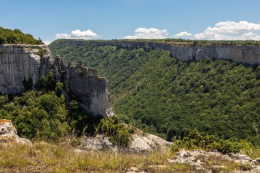 Cuesta, bu antik dik kayalıklar Kırım 'ın her yerinde bulunabilir. Özellikle bu dağların çoğu Ortaçağ Tatar şehri Bakhchysarai 'de yer almaktadır..
