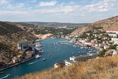Ceneviz kalesi Chembalo 'nun harabelerinden, yatları ve yeşil tepeleri olan kar maskeleri manzaralı bir yer. Balaklava, Sivastopol, Kırım.