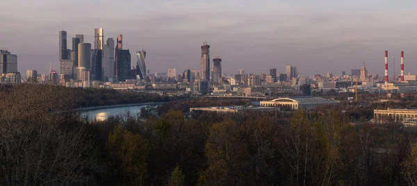 Vorobyevy gory 'den ya da Sparrow Hills' ten sonbahar akşamları Moskova 'daki ticaret merkezinden görüntüler. Moskva Nehri seti üzerinde modern bir gökdelen kompleksi..