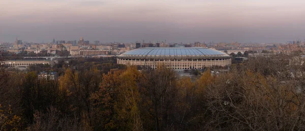 Moskova, Rusya, 30 Ekim 2020. Vorobyevy Gory veya Sparrow Hills 'ten Moskova' nın merkezindeki Luzhniki Stadyumu 'nun panoramik manzarası. 