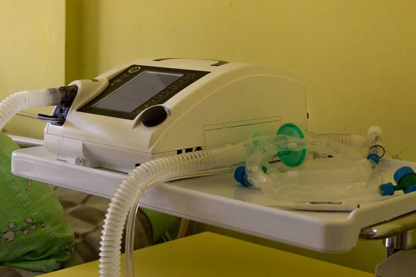 Koronavirüs salgını sırasında solunum cihazları işe yaradı. Çeşitli modeller kullanılır: CPAP makinelerinden karmaşık uzman seviyesinde nefes alma cihazlarına kadar. Bu aygıtlar solunum yetmezliği için kullanılır..