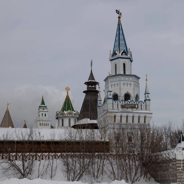 莫斯科 克里姆林宫在Izmailovo 又称Izmailovskiy克里姆林宫在冬季 俄罗斯首都东部著名的游乐园 五彩斑斓的石塔被白雪覆盖和环绕 — 图库照片