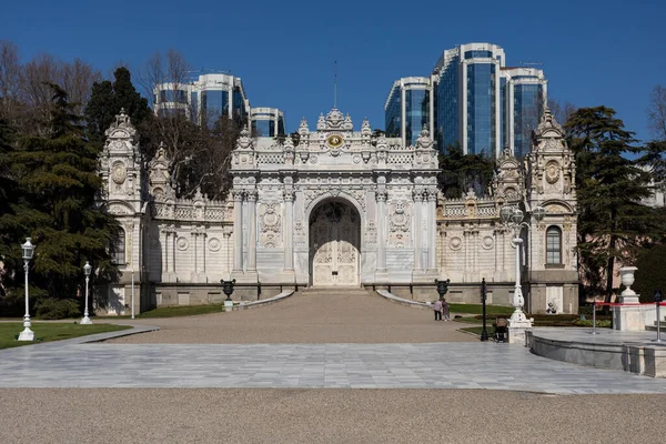 Dolmabahce Palace is a large white stone mansion in Baroque style. This royal castle is located on the quay of the Golden Horn Bay in Istanbul. Turkish sultans lived here in the late Middle Ages.